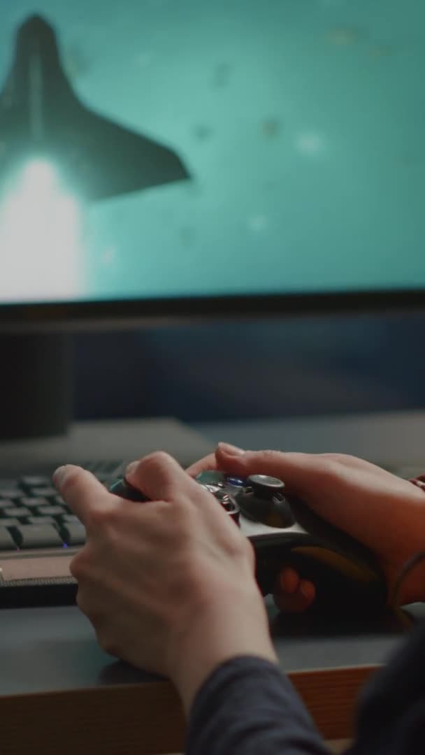 Vídeo vertical: Primer plano de la mujer competitiva jugador sosteniendo joystick jugando tirador del espacio — Vídeo de stock