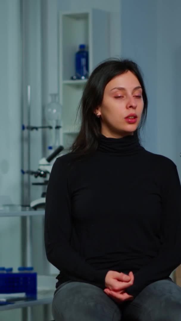 Dikey video: Nöroloji doktorunun hasta başına kulaklık takması — Stok video