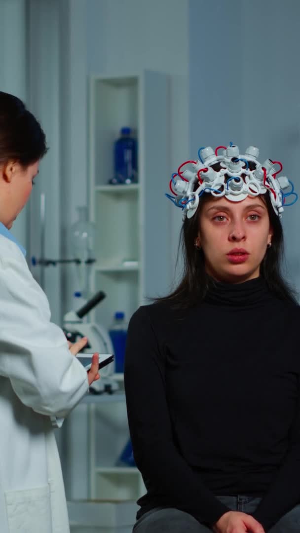 Κάθετη βίντεο: III γυναίκα επισκέπτεται επαγγελματικό νευρολογικό ερευνητικό εργαστήριο — Αρχείο Βίντεο