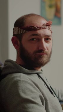 Dikey video: Uzay nişancısı oyunları oynamadan önce kameraya bakan profesyonel siber adam