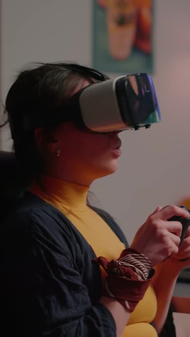 垂直ビデオ:仮想現実のゴーグルを使用してプレイヤーの女性の勝利宇宙シューティングゲーム — ストック動画