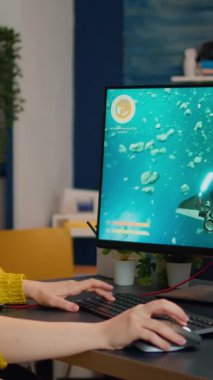 Dikey video: Oyun oynarken kameraya bakan konsantre oyuncu