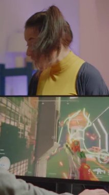 Dikey video: Gergin kadın kocasına video oyunu oynarken bağırıyor