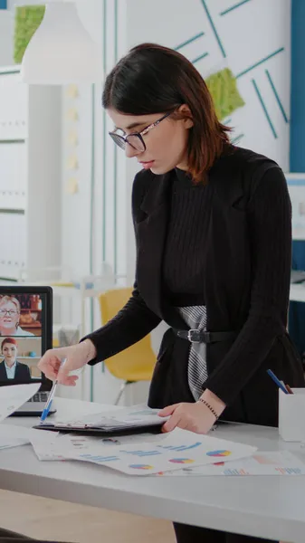 Mulheres conversando com colegas de trabalho em vídeo chamada para reunião de briefing — Fotografia de Stock