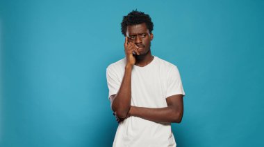 Belirsiz fikirleri düşünen konsantre bir adam.