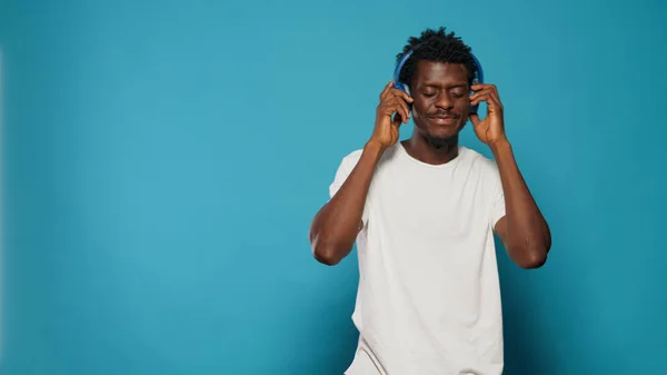 Kulaklıklı, müzik dinleyen Afrikalı Amerikalı bir adam. — Stok fotoğraf