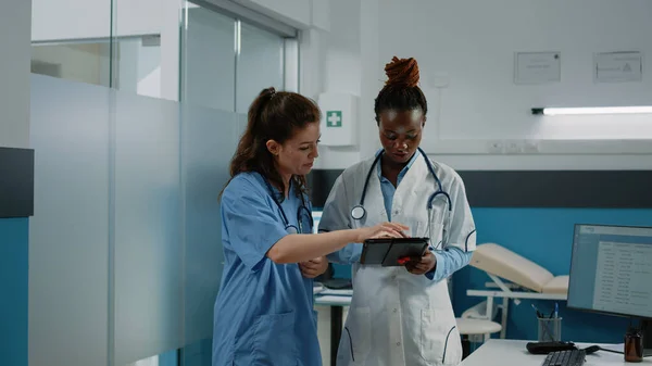 Médecin et infirmière travaillant avec une tablette pour le système de santé — Photo