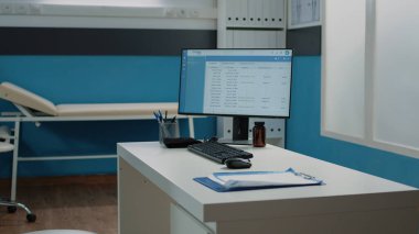 Dolabında belge ve bilgisayar olan kimse yok.