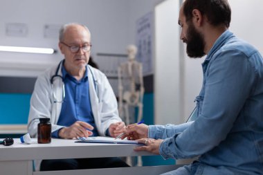 Hastanın doktorla olan randevusunda reçeteli muayene kağıtlarını imzalaması