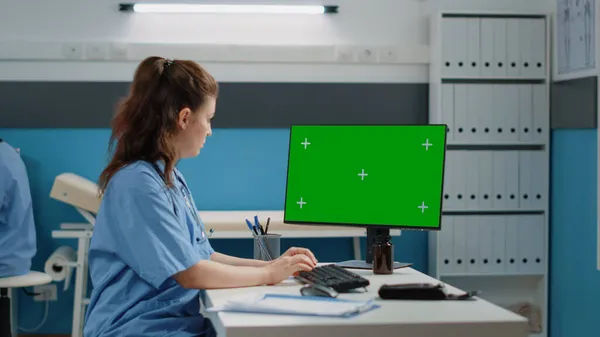 Hälso-och sjukvård assistent med hjälp av dator för horisontell grön skärm — Stockfoto