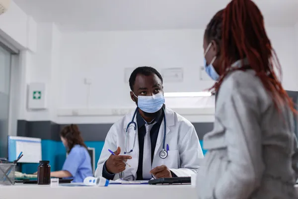 Sağlık kontrolünde olan Afrikalı doktor ve hasta — Stok fotoğraf
