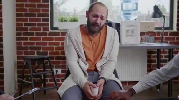 Закрыть человека с психическим расстройством и плакать вместе с людьми на сеансе терапии — стоковое видео