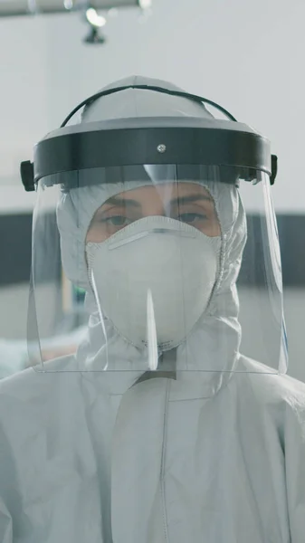 Портрет женщины с защитным костюмом против коронавируса — стоковое фото