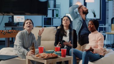 Meslektaşlar video oyunları ve joysticklerle eğleniyor.