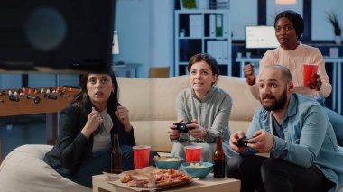 İş arkadaşları joysticklerle video oyunu oynuyor ve kaybediyor