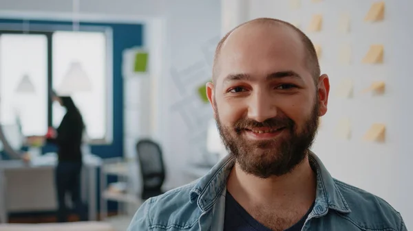 Retrato del empresario sosteniendo botella de cerveza después del trabajo en la oficina —  Fotos de Stock