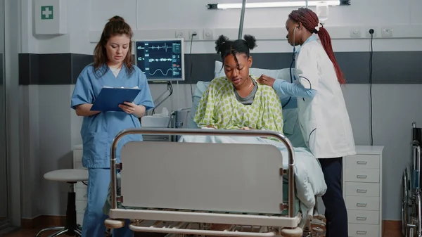 Femme travaillant en tant que médecin faisant des consultations avec stéthoscope — Photo