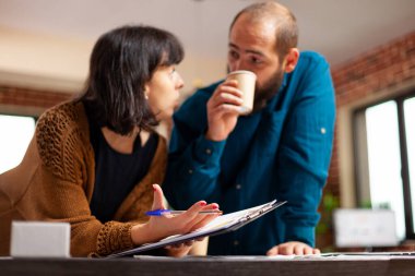 Yönetim projesi fikirlerini tartışan meslektaşlar mali stratejiyi analiz ediyorlar