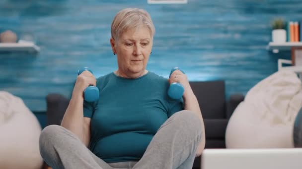 Detailní záběr na trénink důchodců s činkami na podložce jógy — Stock video