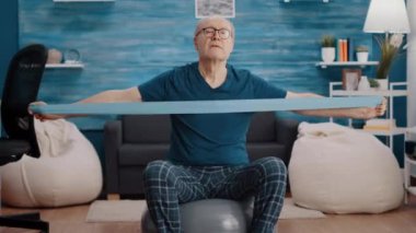 Direniş bandıyla top antrenmanında emekli.