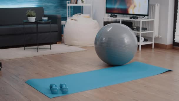 Sala de estar vacía con equipo utilizado para el ejercicio físico — Vídeos de Stock