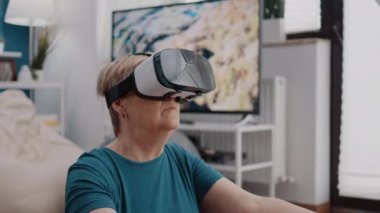 VR gözlükleriyle meditasyon yapan emeklileri kapat.