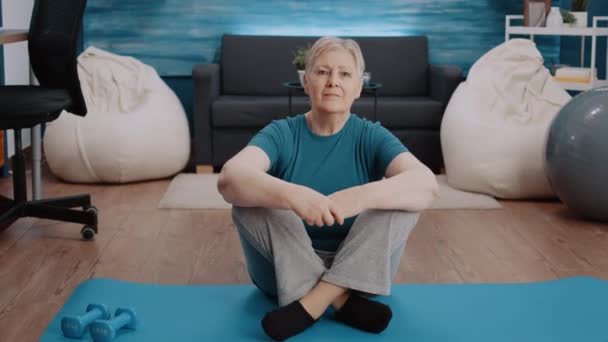 Retrato de una mujer mayor que se prepara para hacer ejercicio en casa — Vídeos de Stock