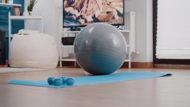 Tomt vardagsrum med träningsredskap på golvet — Stockvideo