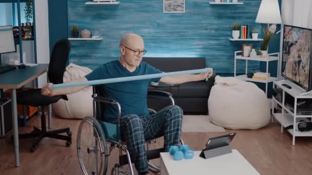 Engelli yaşlı insan direniş bandını geriyor — Stok video