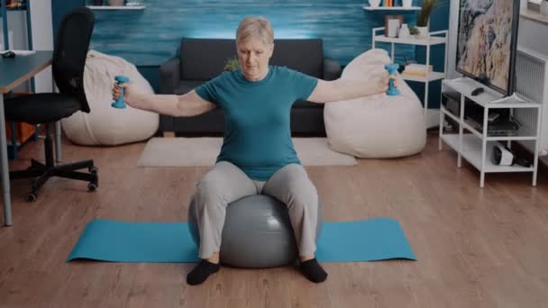 Adulto mayor haciendo ejercicio físico con pesas — Vídeos de Stock