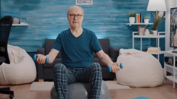 Ritratto di uomo anziano seduto sulla palla tonificante fitness — Video Stock