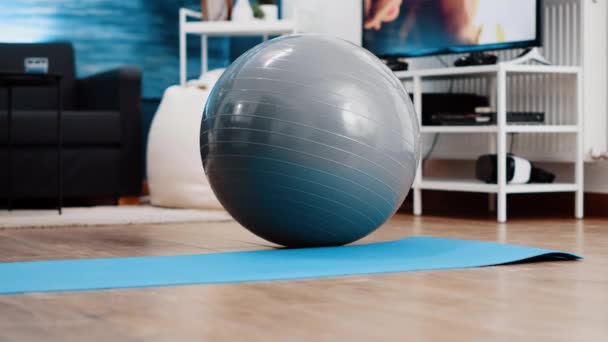 Κοντινό πλάνο της μπάλας γυμναστικής τόνωση που χρησιμοποιείται για την άσκηση στάση του σώματος — Αρχείο Βίντεο