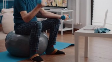 Dambılı son sınıf yetişkin eğitimi ve sonraki egzersizler.