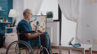 Ağırlık kaldırma ve video izleme engelli emekli yetişkin