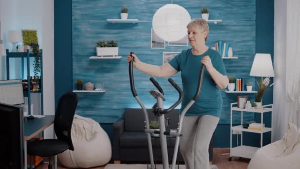 Συνταξιούχος κάνει σωματική άσκηση με καρδιο μηχανή — Αρχείο Βίντεο
