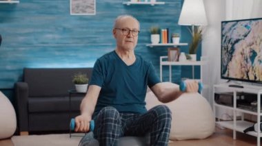 Yaşlı adamın ağırlık kaldırırken ve antrenman yaparken çekilen el resmi.