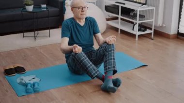 Nilüfer pozisyonundaki sakin emekli rahatlatıcı meditasyon yapıyor.