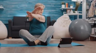 Son sınıf öğrencisi kadın egzersiz yapmak için tablet eğitimi alıyor.