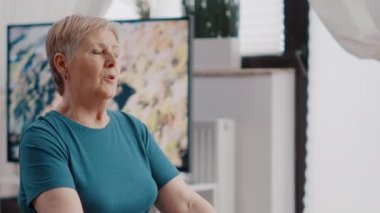 Emeklilerin meditasyon yaparken tonlama topunun üzerinde oturmalarını kapat.