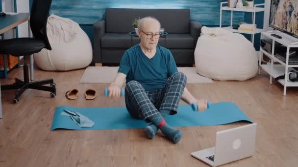 老年人用哑铃进行体育锻炼 — 图库视频影像