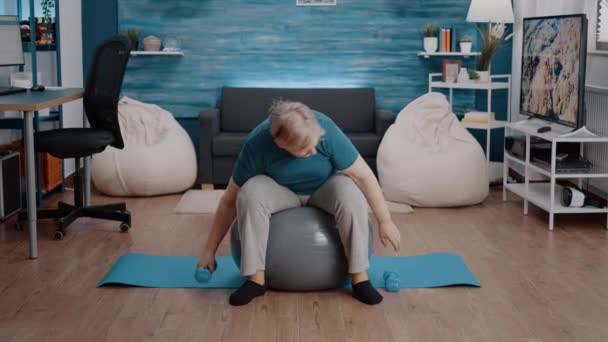 Stárnoucí osoba zvedání činky cvičit fitness cvičení — Stock video