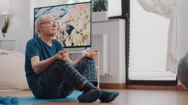 Persona calma seduta in posizione di loto per meditare sul tappeto — Video Stock
