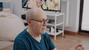 Emeklilerin meditasyon aktiviteleriyle rahatladıkları yakın plan.