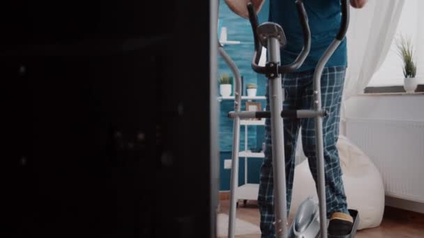 Treinamento de homem sênior com bicicleta cardio estacionária — Vídeo de Stock