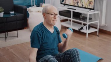 Emeklilerin ağırlık kaldırdığı ve yoga minderinde oturduğu yerleri kapatın.