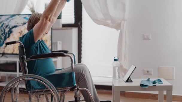Alte Frau mit körperlicher Behinderung hebt Hanteln — Stockvideo