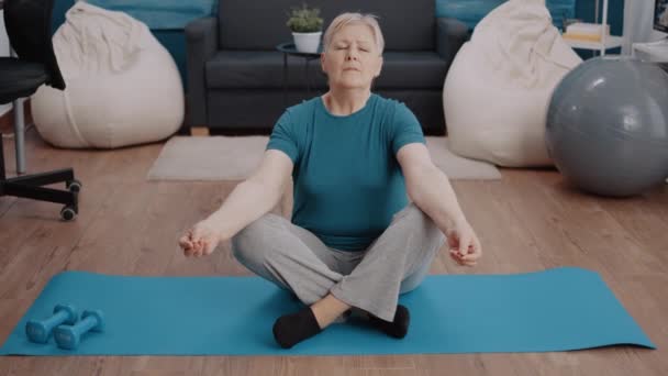 退休妇女，闭目养神，坐着荷花 — 图库视频影像