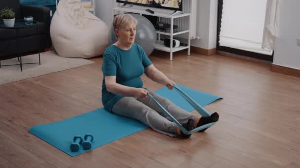 弾性抵抗帯を用いて運動する高齢者 — ストック動画