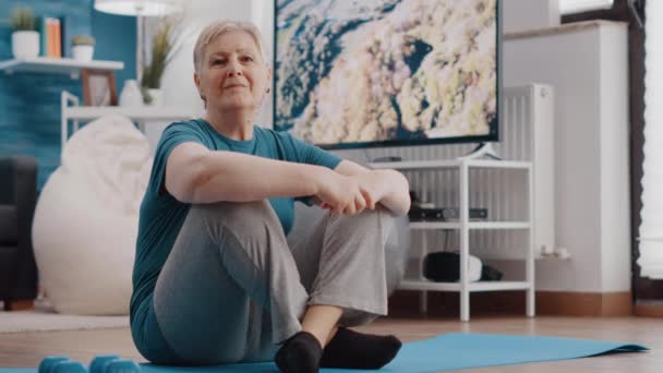 Portrait d'une femme âgée se préparant à faire de l'exercice physique — Video