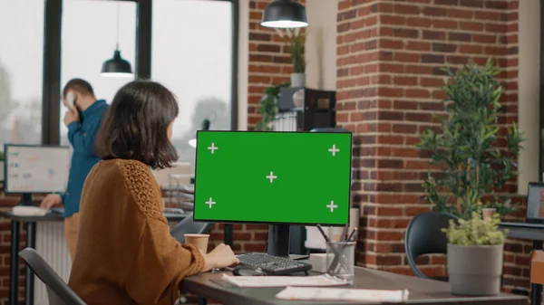 Empleado mirando la pantalla verde horizontal en la computadora — Foto de Stock